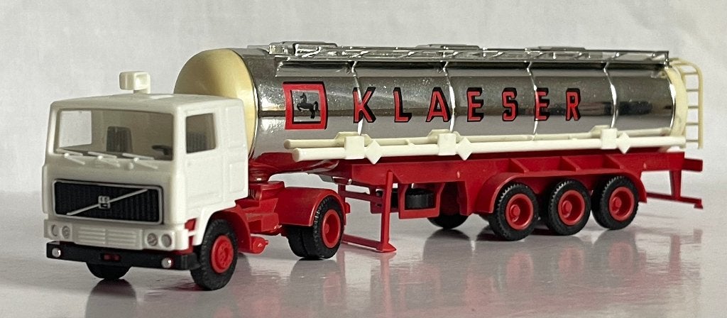 Herpa: Volvo F10 met tankoplegger "Hans Klaeser Herten", Hobby en Vrije tijd, Ophalen of Verzenden, Gebruikt, Bus of Vrachtwagen