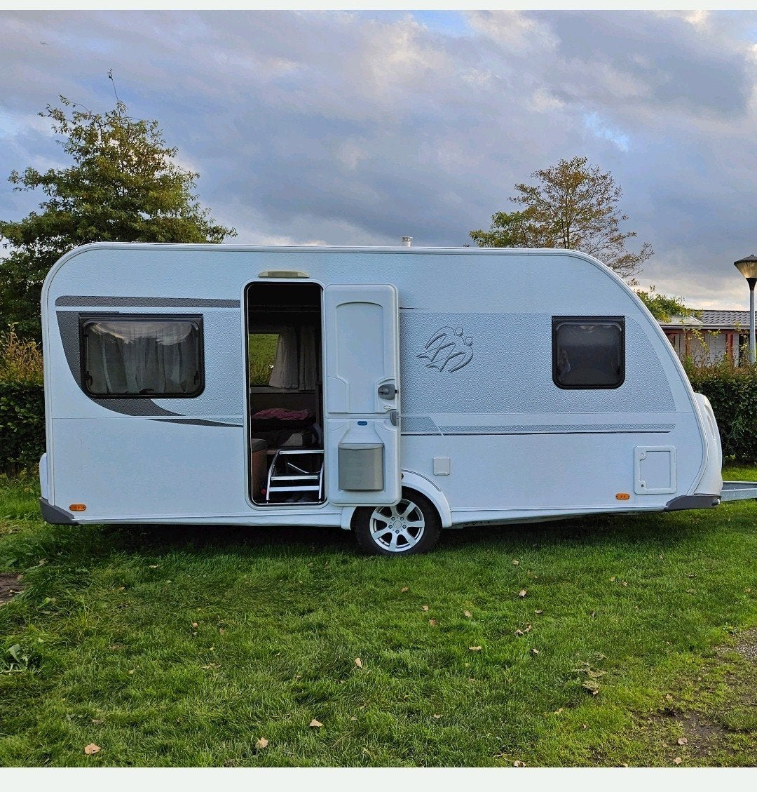 KNAUS 450 FU sport Toer Caravan uit 2014, Omvormbare zithoek, Rondzit, Schokbreker, Particulier