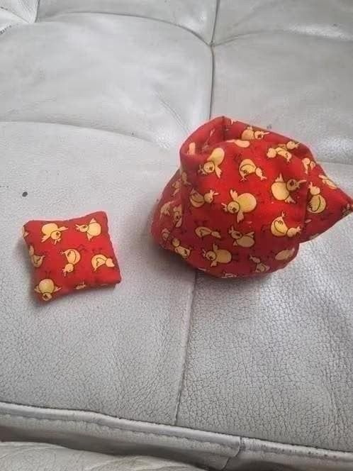 Zitzak en kussen voor poppenhuis met kuikentjesprint, Ophalen of Verzenden