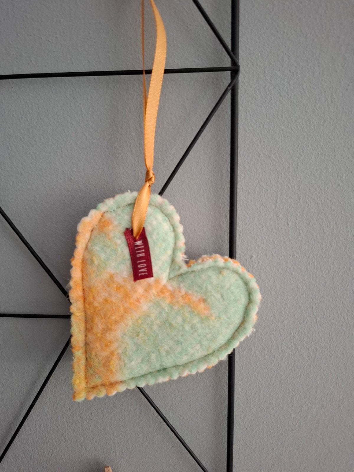 Decoratief hartje van vilt, groen/oranje, 'With Love', Ophalen of Verzenden, Zo goed als nieuw, Meerkleurig, Textiel