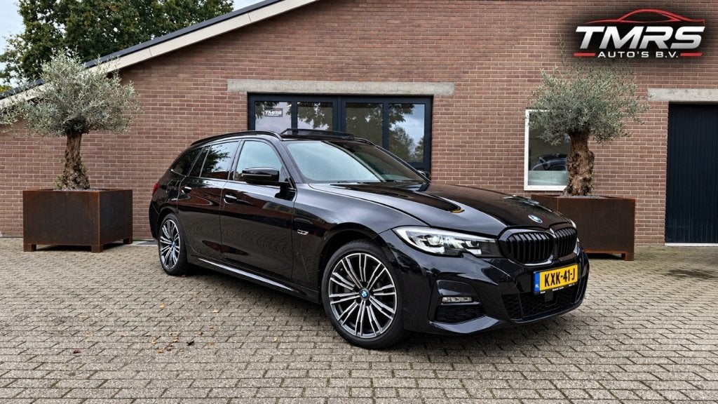 BMW 320e Touring M-Sport PANORAMA Trekhaak Camera VOLL, Zwart, Stationwagon, Hybride Elektrisch/Benzine, Info@bmw.com