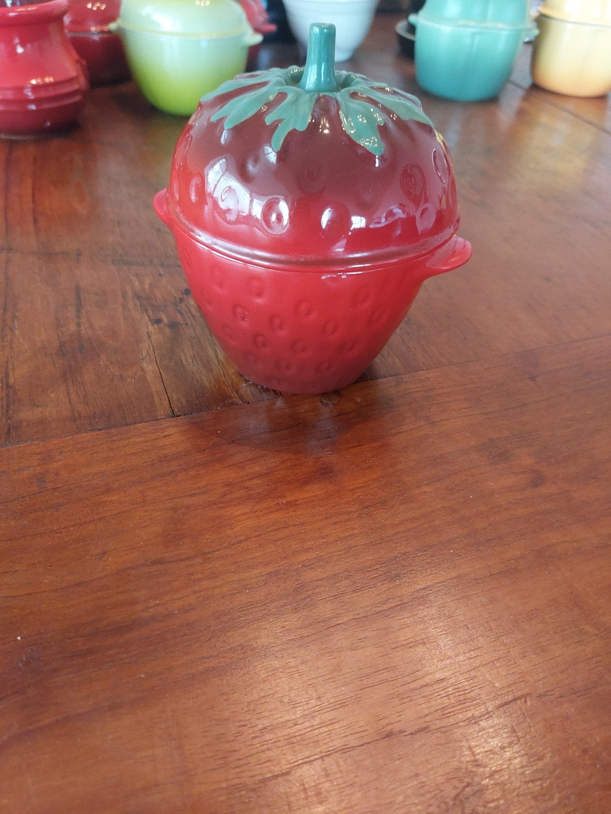 Le Creuset aardbei cocottes, Le Creuset, Ophalen of Verzenden, Steen/keramiek, Rood
