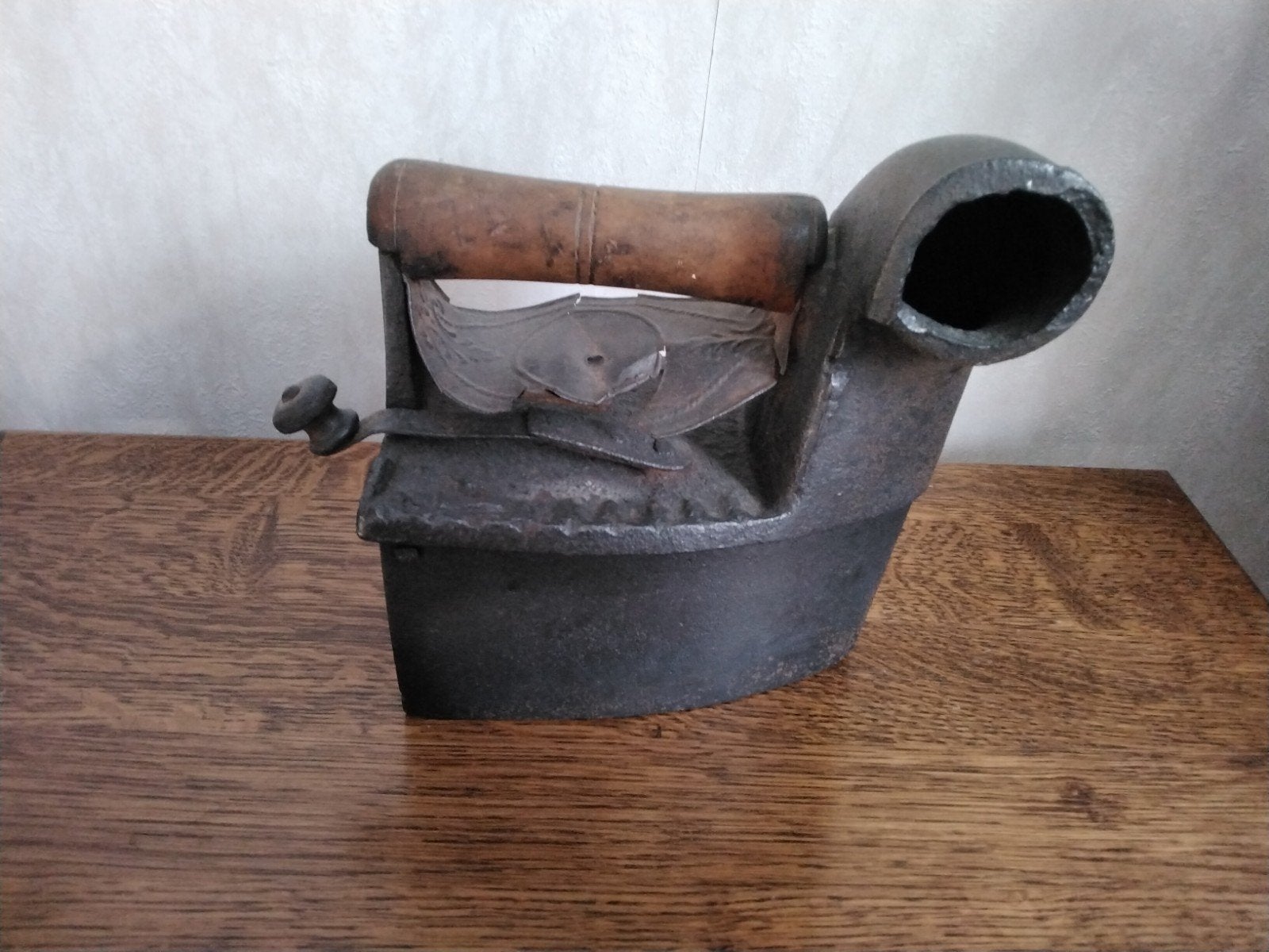 Antiek strijkijzer  met houten handvat, Antiek en Kunst, Ophalen of Verzenden