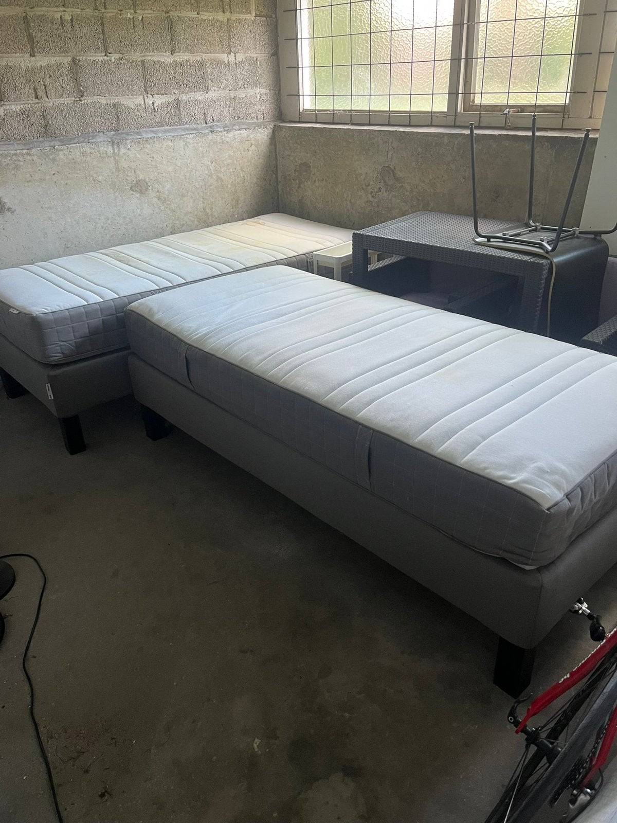 Bed en matras 1x (1 al verkocht), Ophalen, Gebruikt, 90 cm, Eenpersoons
