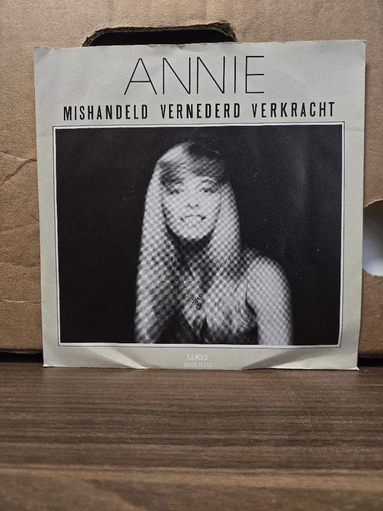 Annie - Mishandeld,vernederd,verkracht, Fotohoes, Ophalen of Verzenden, Zo goed als nieuw, Nederlandstalig