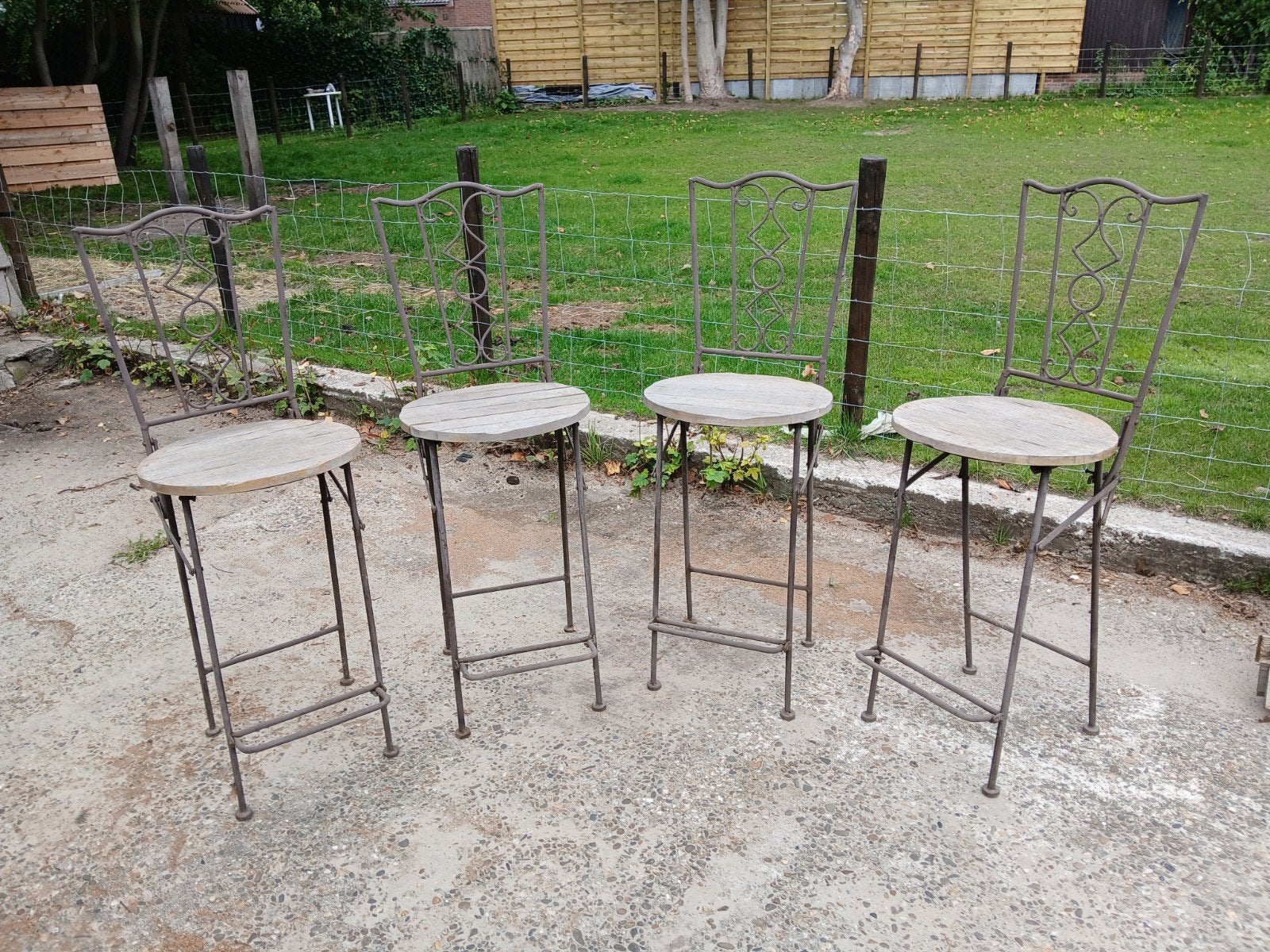 Set van 4 vintage metalen barkrukken met houten zitting, Huis en Inrichting, Ophalen, Gebruikt, Met voetsteun, 90 cm of meer