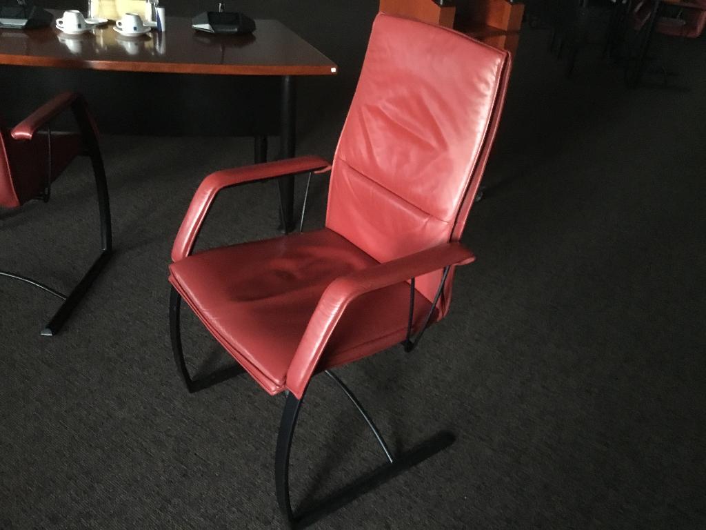 Gezocht: 2  Vergaderstoelen, merk Sitag, Ophalen, Gebruikt, Rood, Bureaustoel