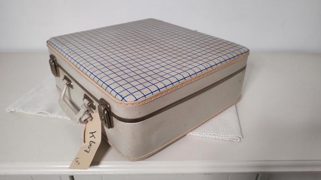 K607 VINTAGE stewardess koffer beige, met blauw ruitmotief, Sieraden, Tassen en Uiterlijk, Koffers, Overige materialen, Gebruikt