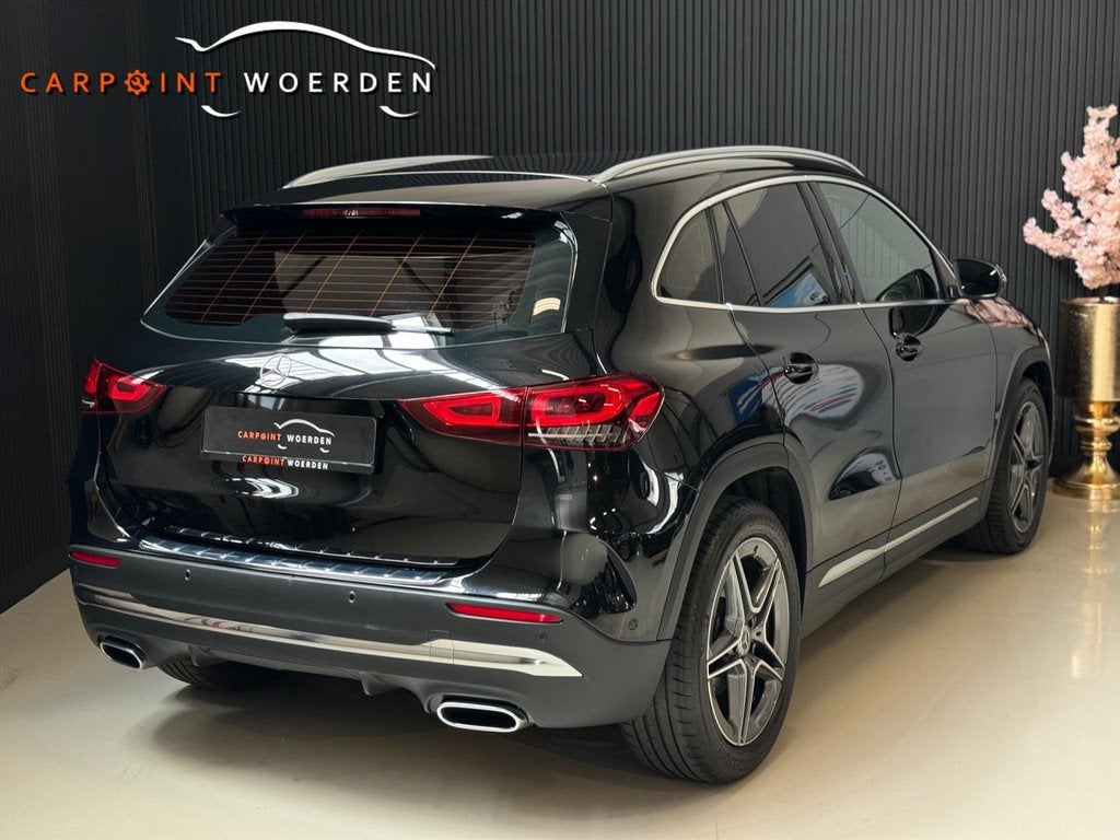 Mercedes-Benz GLA-klasse 180 AMG | LED | WIDESCREEN | TREKHA, Gebruikt, 4 cilinders, Zwart, 1600 kg