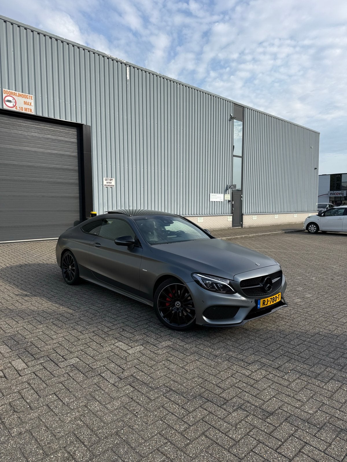 Mercedes-Benz C Coupe night edition C 180 210pk 2017 Grijs, Auto's, Automaat, Dealer onderhouden, 1800 kg, Zwart