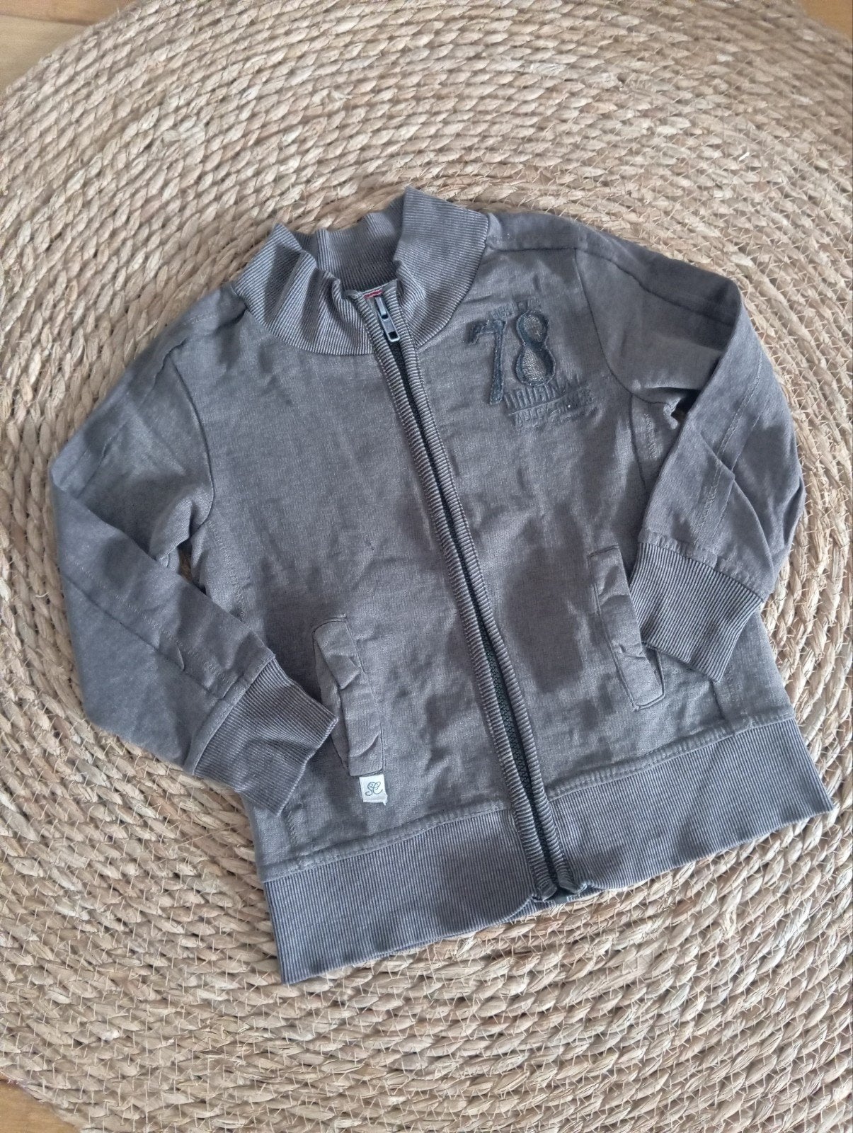 Stoer Sturdy Valley Games vest maat 104 met backprint, Kinderen en Baby's, Kinderkleding | Maat 104, Gebruikt, Trui of Vest, Sturdy