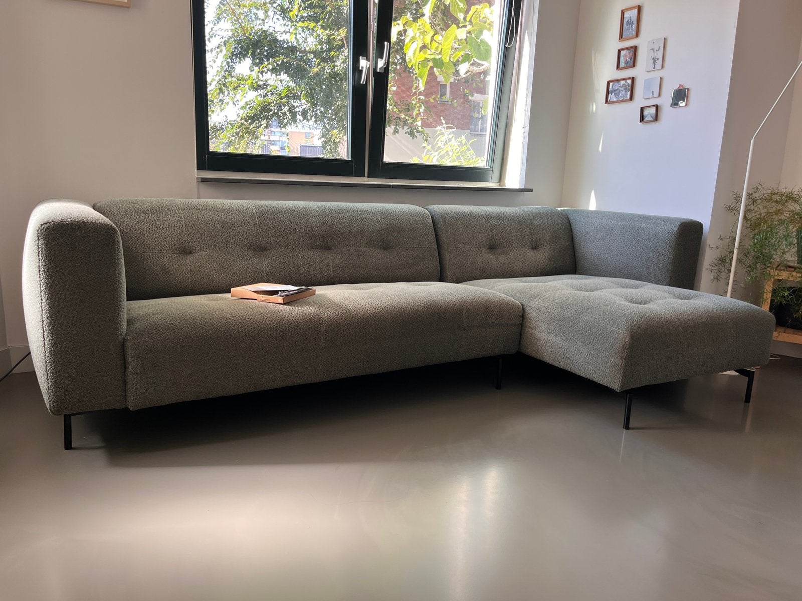 Bank met loungedeel van By SIDDE, tijmgroen, Huis en Inrichting, Ophalen, 250 tot 300 cm, Gebruikt, 125 tot 150 cm