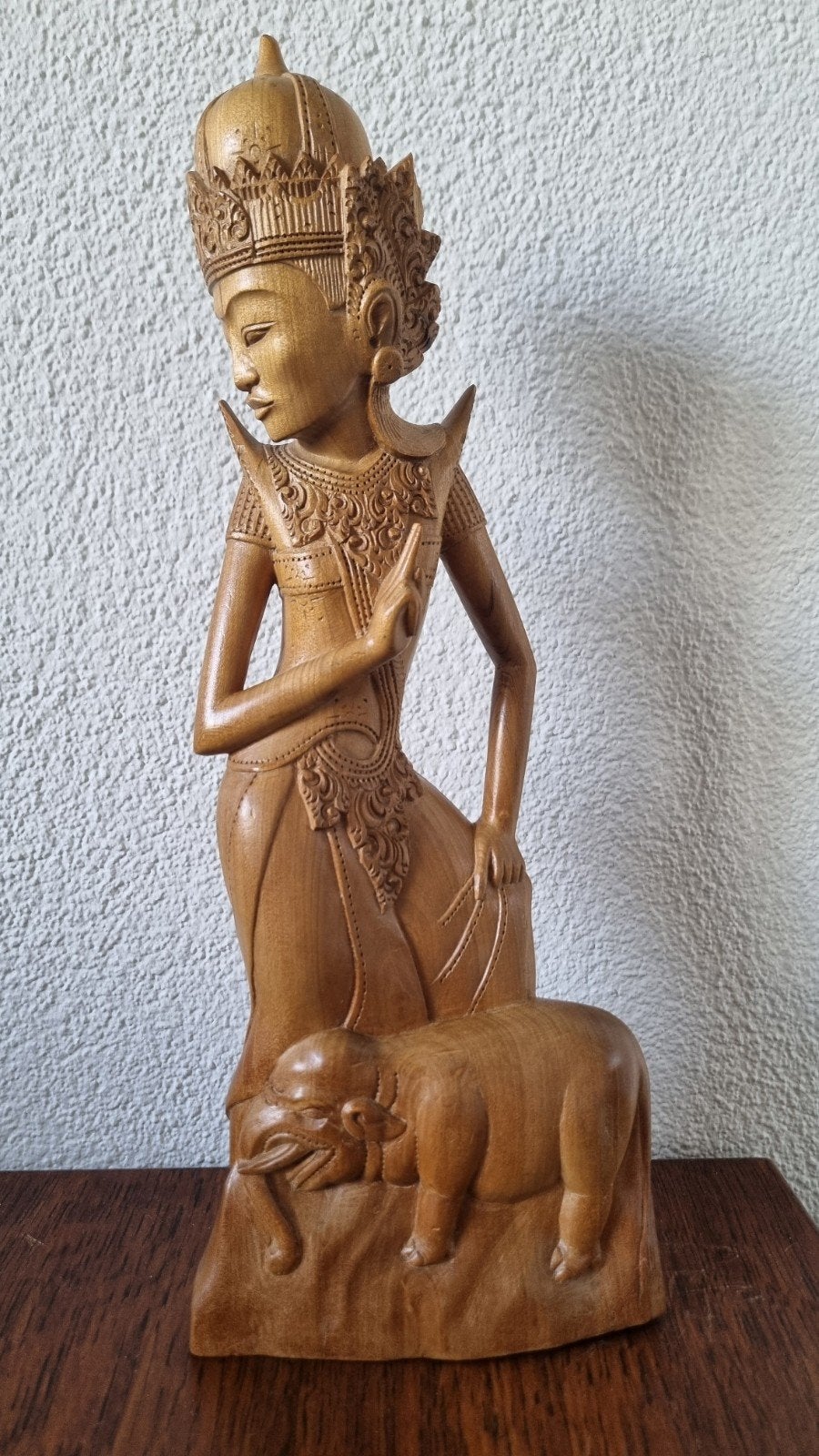 Houtsnijwerk beeld Bali Indonesië gesigneerd, Antiek en Kunst, Ophalen of Verzenden, Handgemaakt, Beeld, Hout