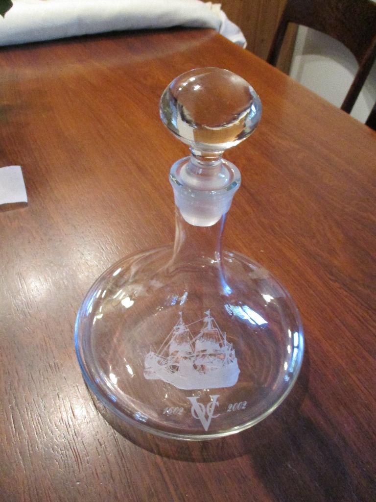 "Platgeslagen" buikfles met stop. VOC., Overige kleuren, Ophalen of Verzenden, Minder dan 50 cm, Glas