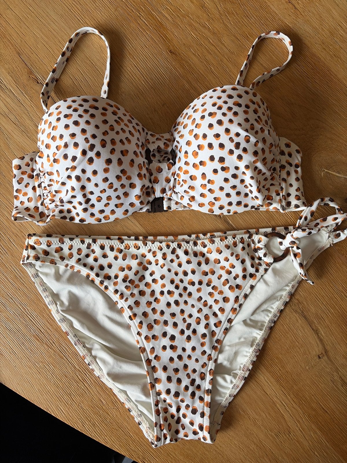 Cyell Bikini Set - Wit met Bruine Stippen, Kleding | Dames, Badmode en Zwemkleding, Ophalen of Verzenden, Zo goed als nieuw, Wit