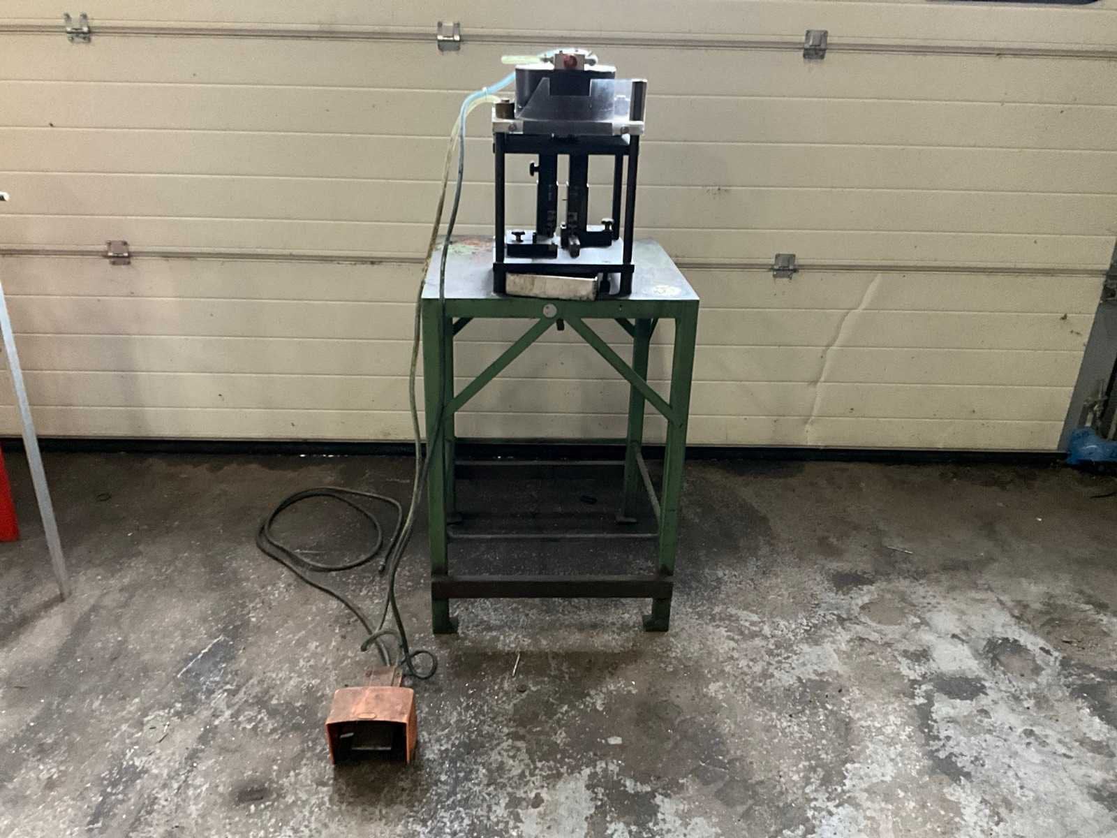 Schüco 792-870 Pneumatische Stansmachine, Ophalen, Gebruikt