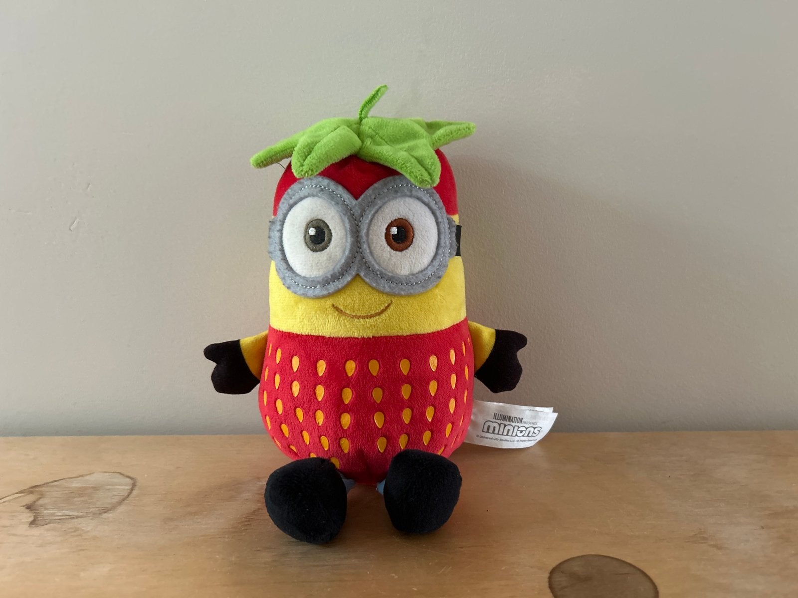 Minion knuffel aardbei kostuum - Zo goed als nieuw, Overige merken, Overige karakters, Overige typen, Ophalen of Verzenden