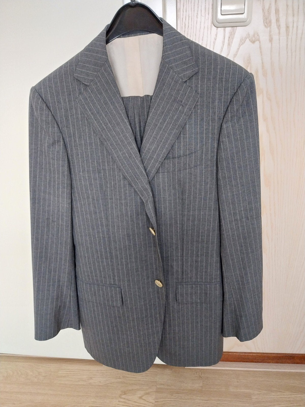 Grijs gestreept kostuum, Kleding | Heren, Kostuums en Colberts, Ophalen of Verzenden, Zo goed als nieuw, Maat 48/50 (M), Grijs