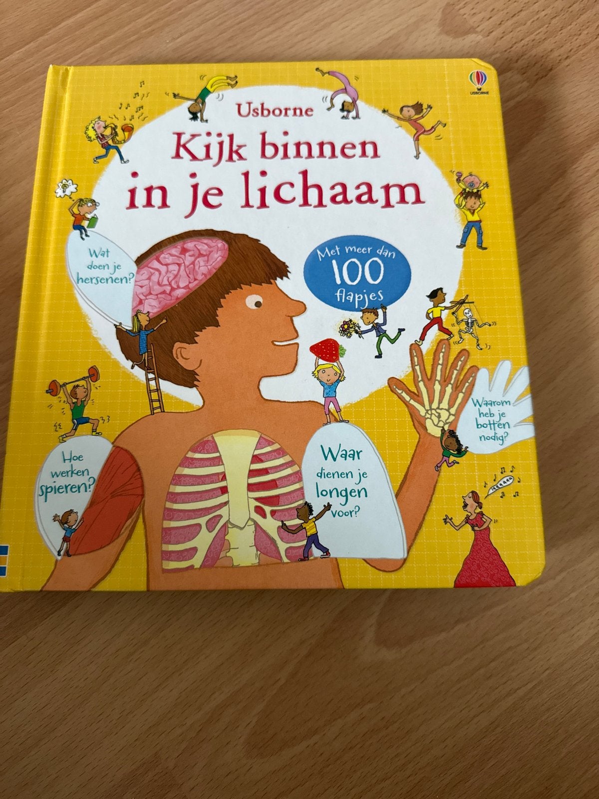 Kijk binnen in je lichaam - Usborne flapjesboek, Boeken, Ophalen of Verzenden, Zo goed als nieuw, Non-fictie