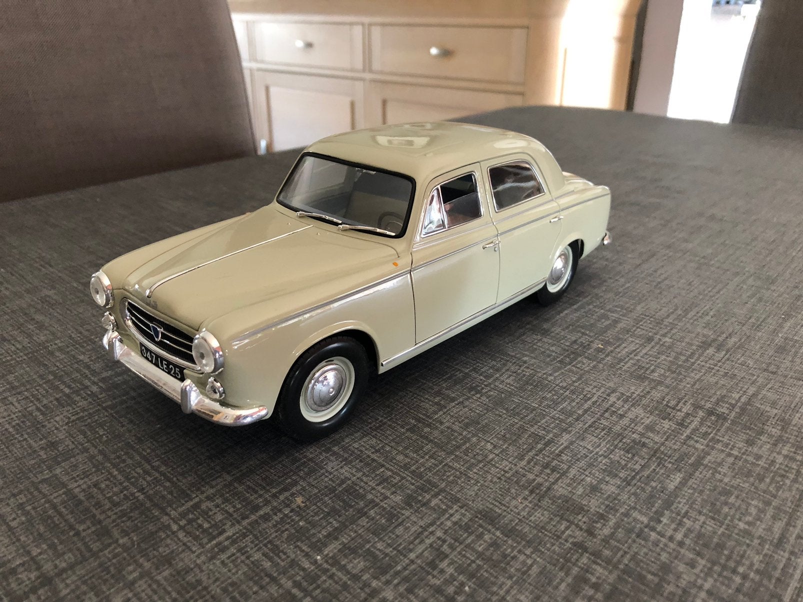 Solido 1/18 Peugeot 403 grand berline uit 1964, Hobby en Vrije tijd, Ophalen, Zo goed als nieuw, Auto, Solido