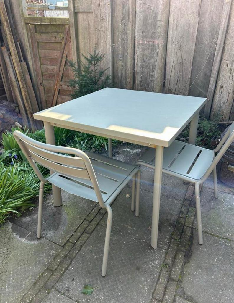 Emu tuin tafel 90x90 + 2 stoelen kleur salie, Tuin en Terras, Ophalen of Verzenden, Gebruikt