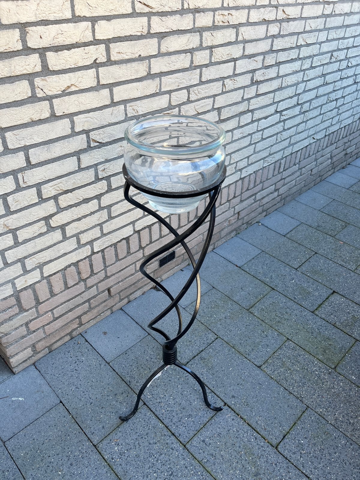 Glazen schaal op smeedijzeren standaard, Ophalen