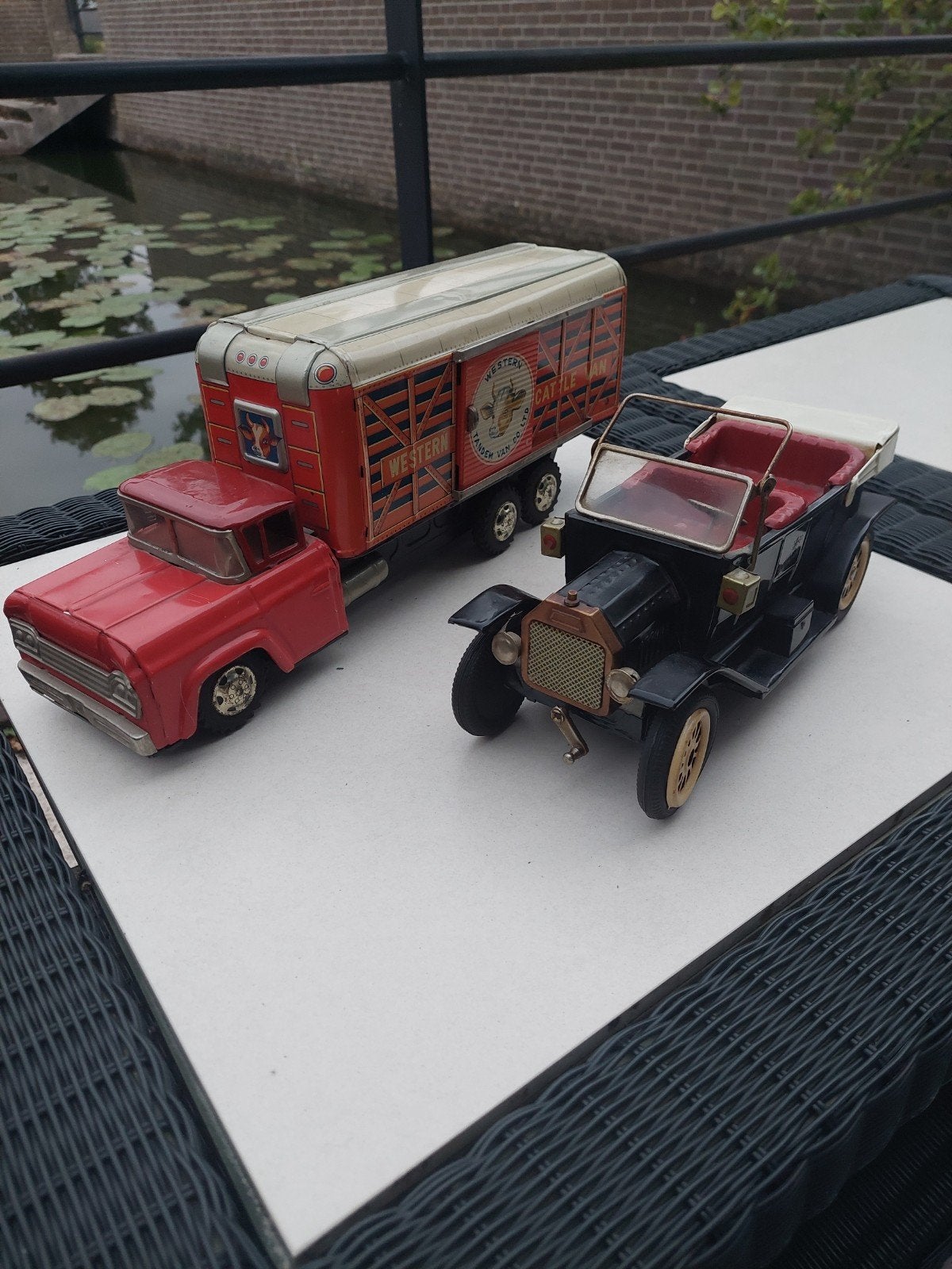VITAGE BLIKKEN: SPEELGOED TRUCK & FORD T JAPAN  JAREN "50/60, Antiek en Kunst, Ophalen of Verzenden