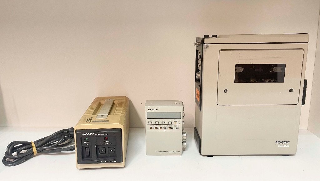 SONY U-matic Videocassette+Timecode Generator +Batterijlader, N, Ophalen of Verzenden, Sony, VHS-speler of -recorder