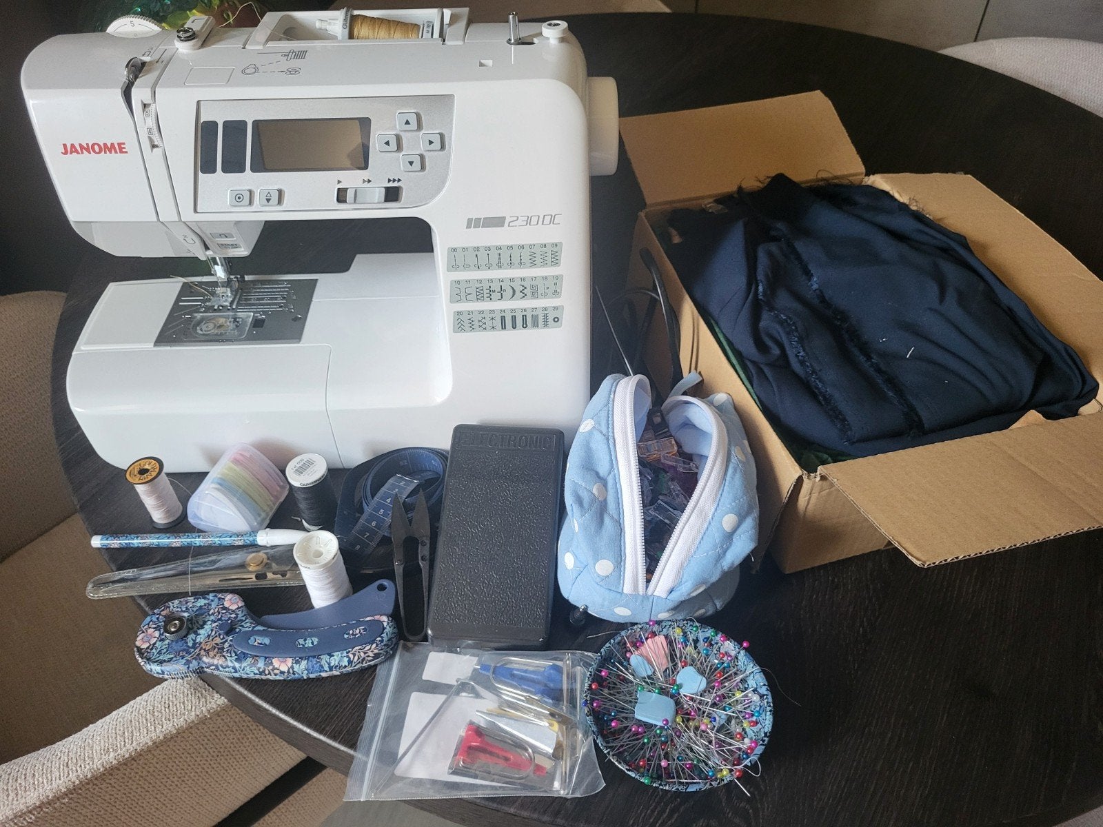 Janome 230DC Naaimachine met 1,5 jaar garantie + accessoires, Ophalen, Zo goed als nieuw, Naaimachine, Janome