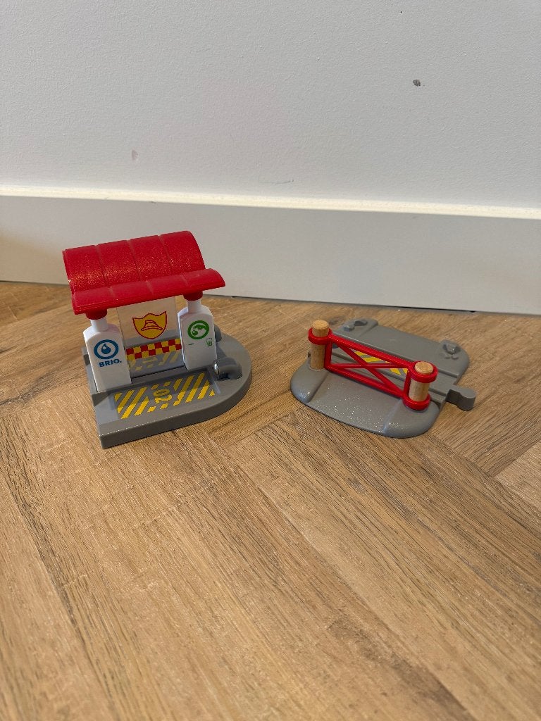 Heel goed Brio houten trein brandweer station 33815 overgang, Kinderen en Baby's, Ophalen of Verzenden, Zo goed als nieuw