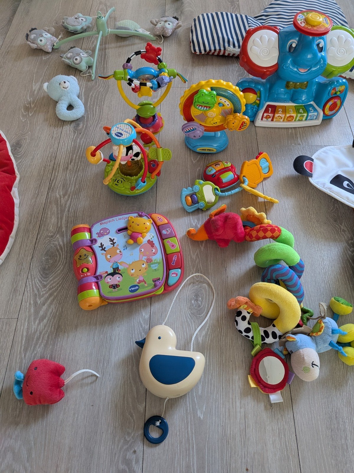 Grote set babyspeelgoed: mobiel, rammelaars, speelkleed, Ophalen, Gebruikt, Overige typen, Met licht