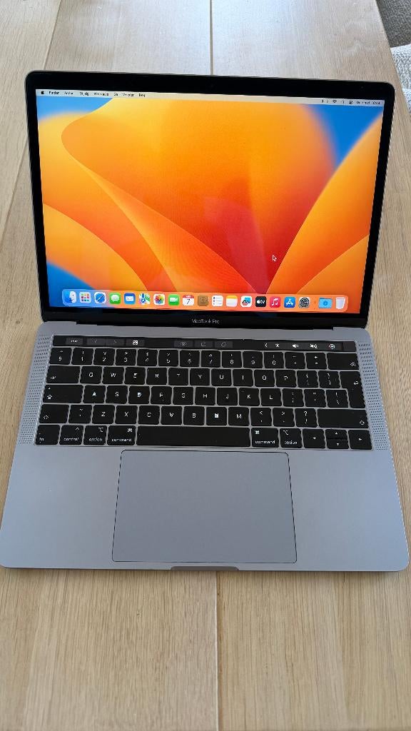 Nette MacBook Pro 13,3 inch Touch Bar 2,3 Ghz Quad-Core i5, Gebruikt, 256 GB, 2 tot 3 Ghz, Qwerty