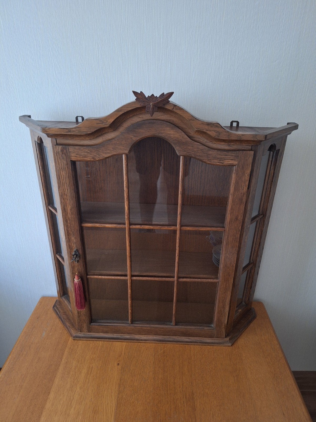 Antieke houten wandvitrinekastje met glas, Ophalen