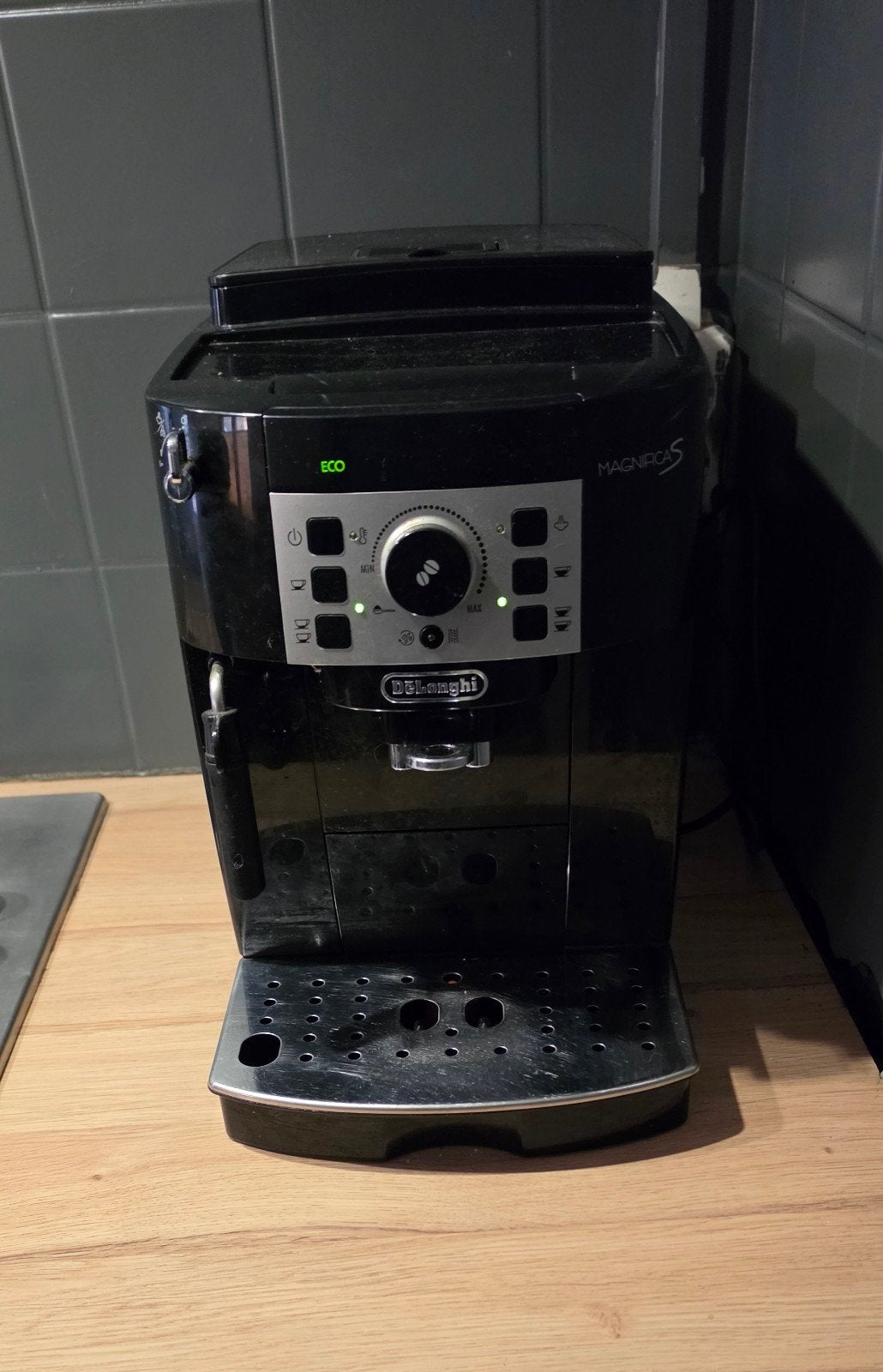 DeLonghi Magnifica S volautomatische espressomachine, Gebruikt, Espresso apparaat, 4 tot 10 kopjes, Afneembaar waterreservoir