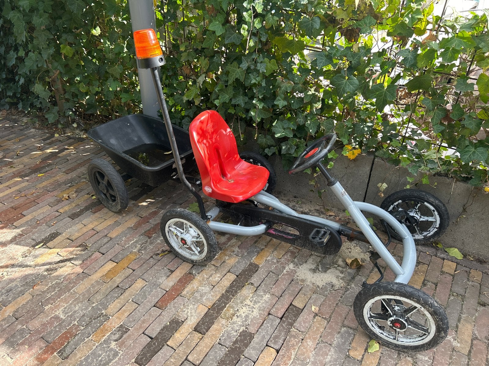 Berg skelter met aanhanger en zwaailicht, Ophalen, Gebruikt, Berg, Met kar of aanhanger