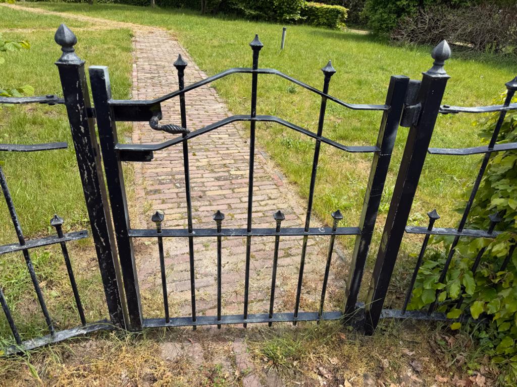 Ruim 12,5m Smeedijzeren hekwerk met poorten(zware kwaliteit), Tuin en Terras, Tuinhekken en Hekwerk, Ophalen, Met poort, Gebruikt