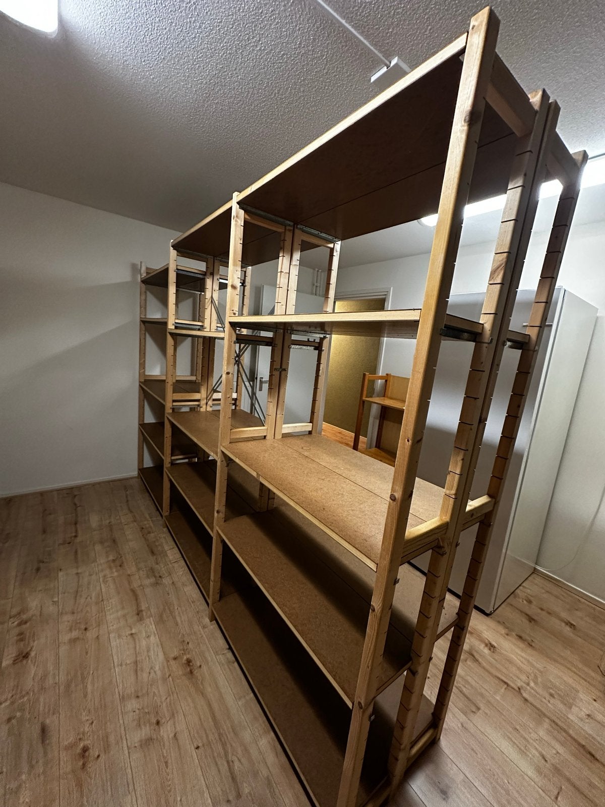Stevige houten stellingkast met MDF planken, Ophalen, Gebruikt