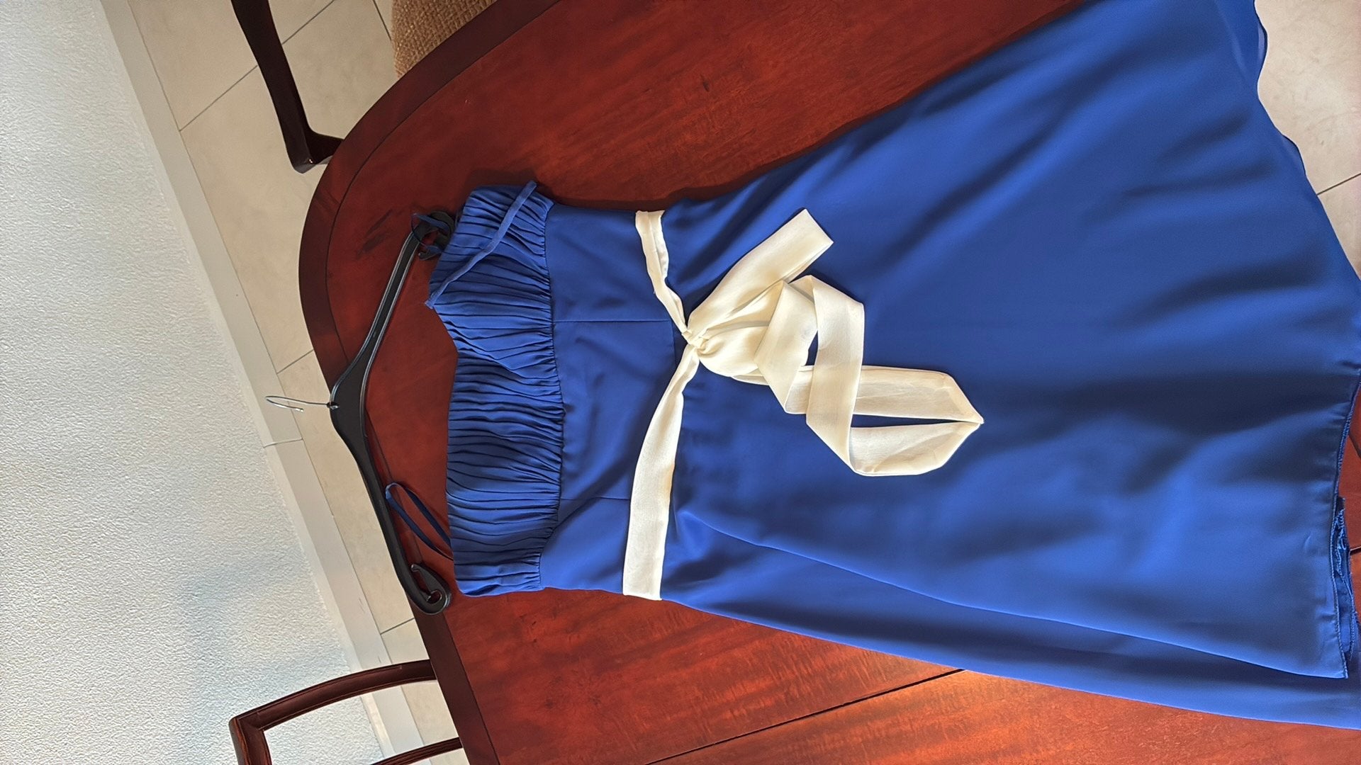 Strapless blauwe avondjurk, feestjurk met witte bies, Kleding | Dames, Ophalen of Verzenden, Zo goed als nieuw, Blauw, Onder de knie