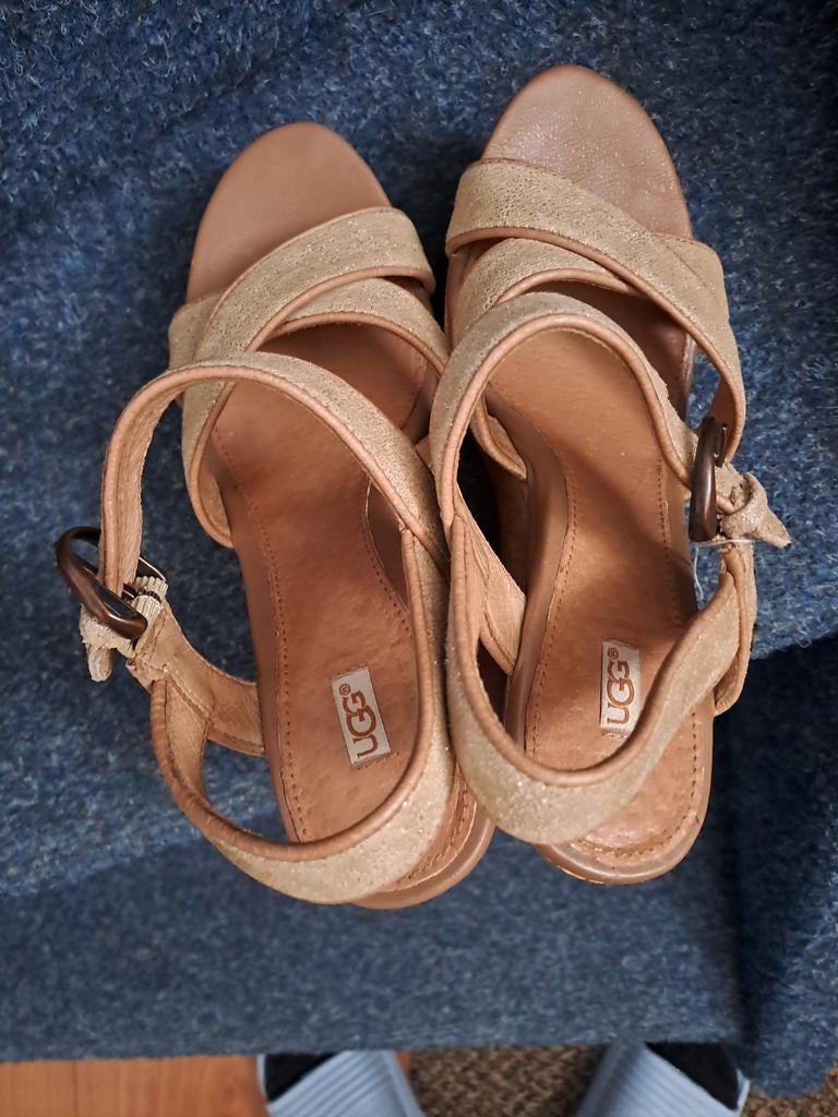 Uggs sandalen maat 35, zo goed als nieuw, Kleding | Dames, Schoenen, Beige, Zo goed als nieuw, Uggs, Sandalen of Muiltjes