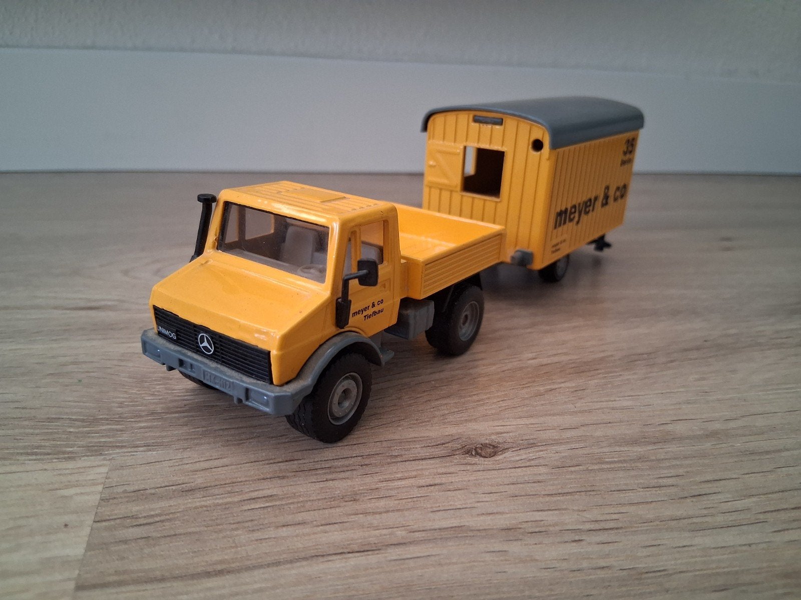 Siku unimog met bouwkeet meyer & co, Hobby en Vrije tijd, Modelauto's | 1:50, Ophalen of Verzenden, Bus of Vrachtwagen, SIKU