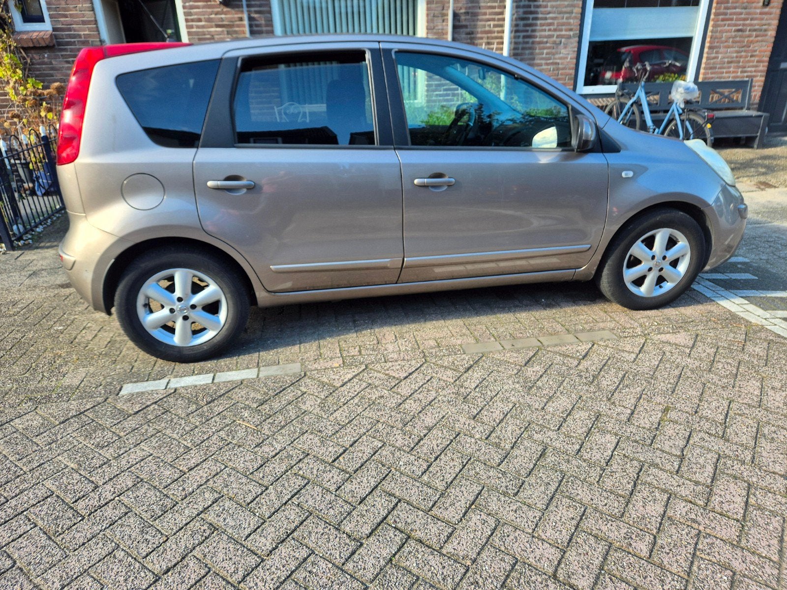 Nissan Note 1.4 16V 2008 Bruin, Auto's, Voorwielaandrijving, 4 cilinders, Bruin, 49 €/maand