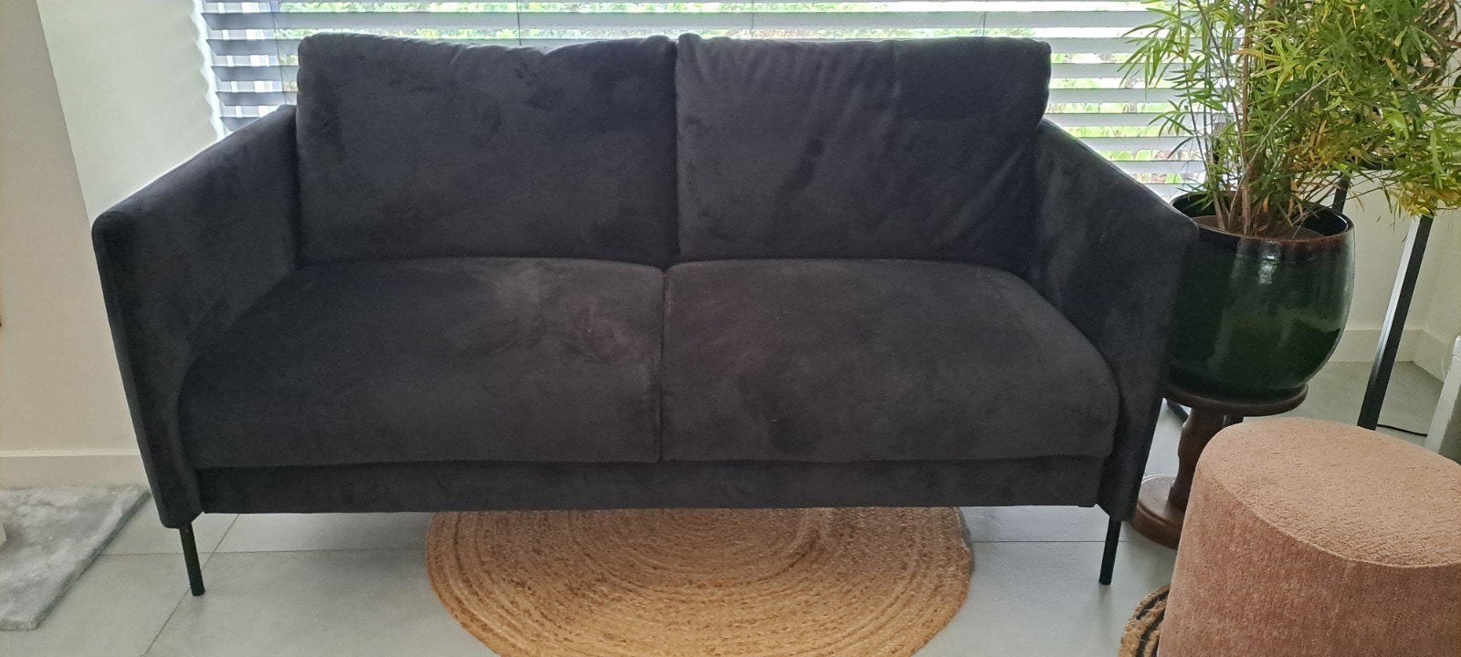 Zwart velours 2-zits bankje, 2 zitter. Donkergrijs bankje, Ophalen, 150 tot 200 cm, Tweepersoons, 75 tot 100 cm