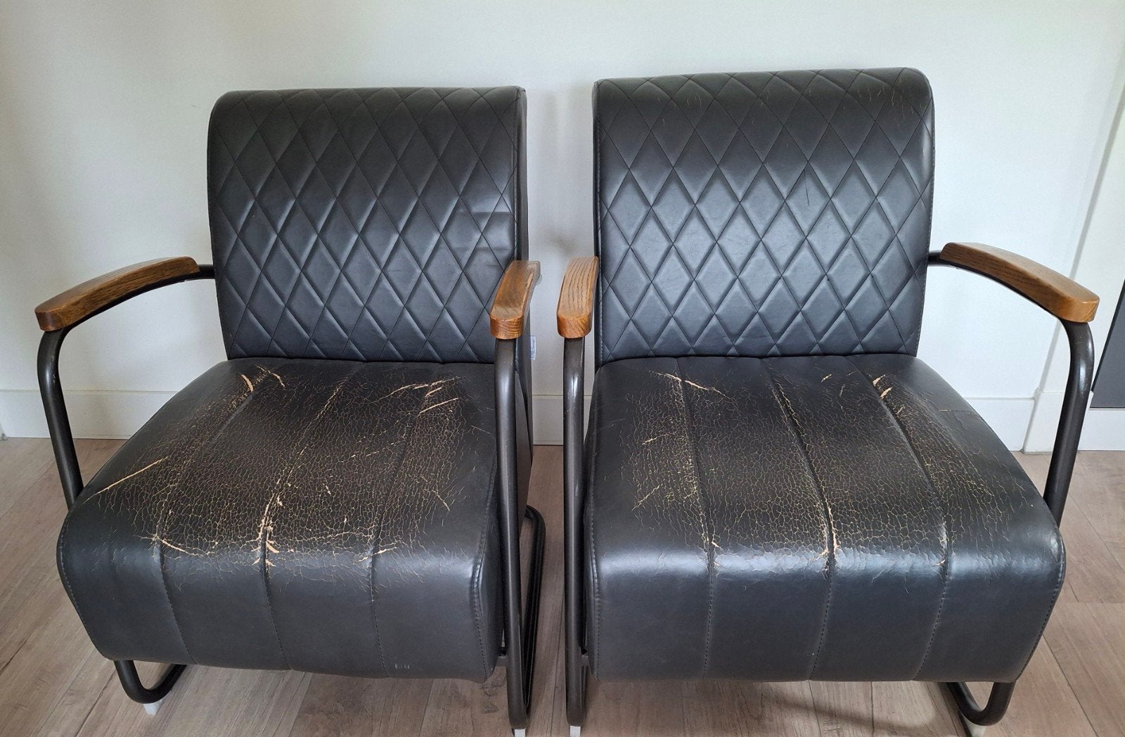 2 donkerbruine kunstleren fauteuils, Ophalen, Minder dan 75 cm, Kunststof, 50 tot 75 cm