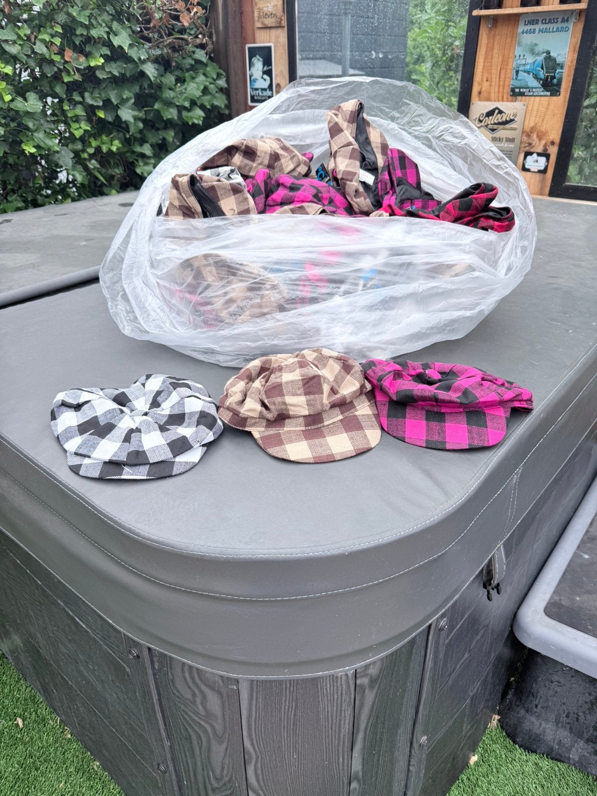 Ongeveer 150 baretten ( dames) te koop., Ophalen, Nieuw, One size fits all, Pet