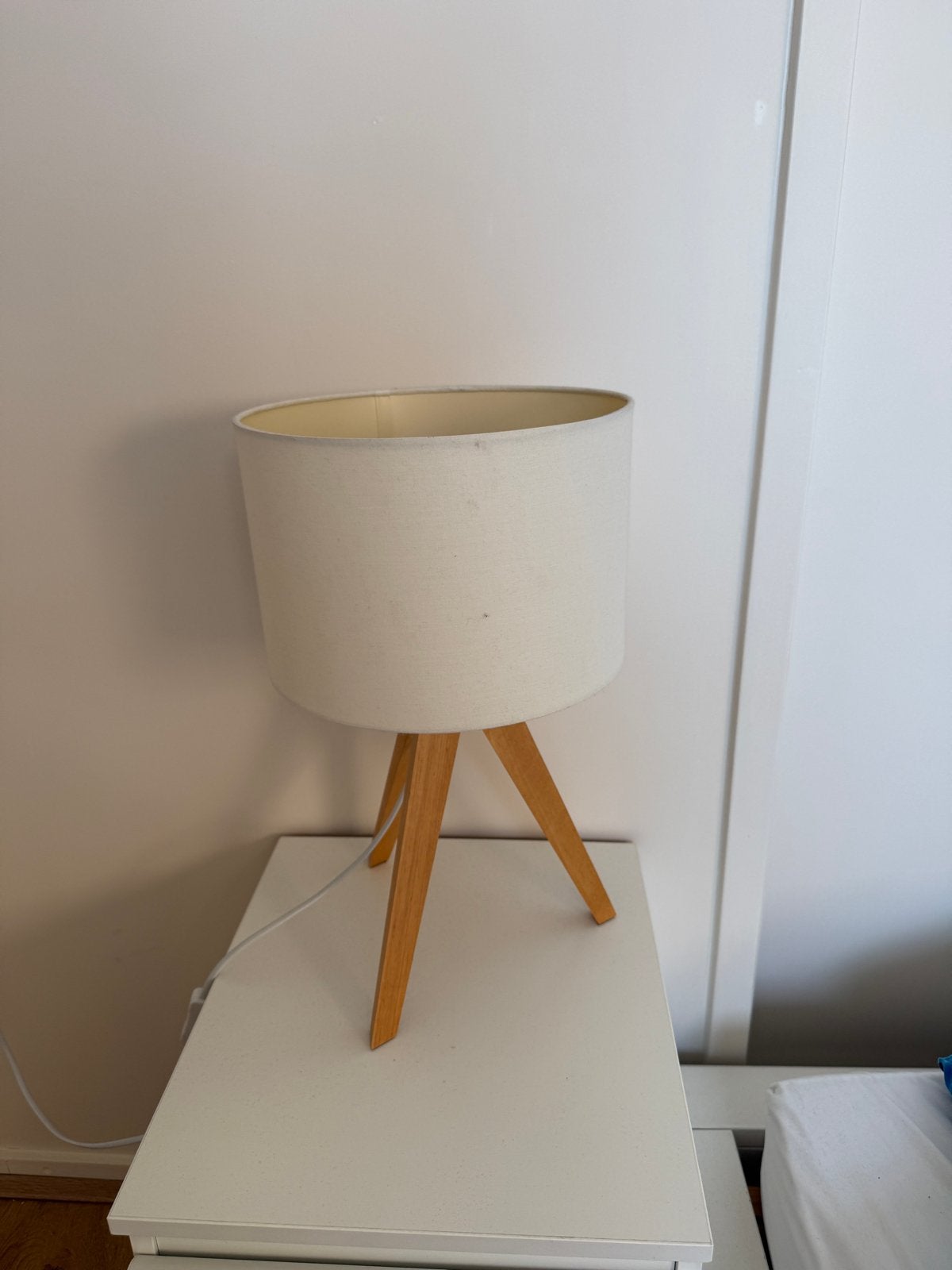 Moderne tafellampjes met houten poten en stoffen kap, Ophalen, Overige merken, Wit, E27 (groot)