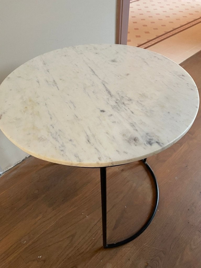 Witte marmeren Bijzettafel met zwarte poten, Overige materialen, Minder dan 55 cm, Rond, Zo goed als nieuw