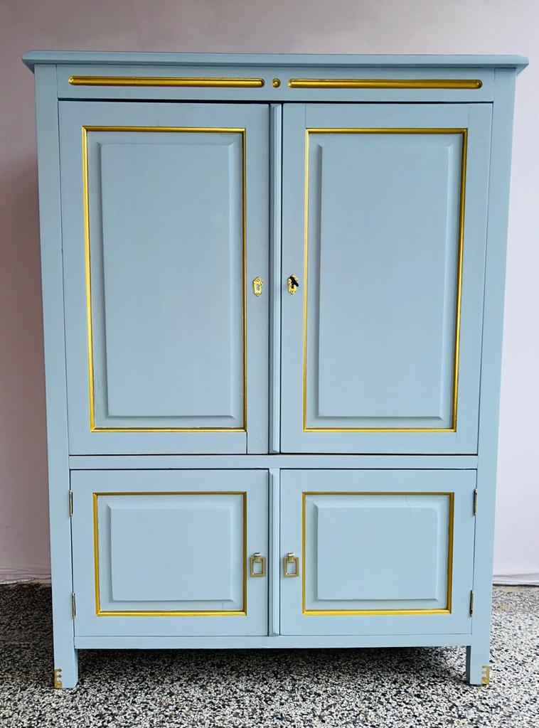 Prachtige babyblauwe kast met gouden details, luxe afwerking, Ophalen, 120 tot 170 cm, Zo goed als nieuw, 120 tot 170 cm