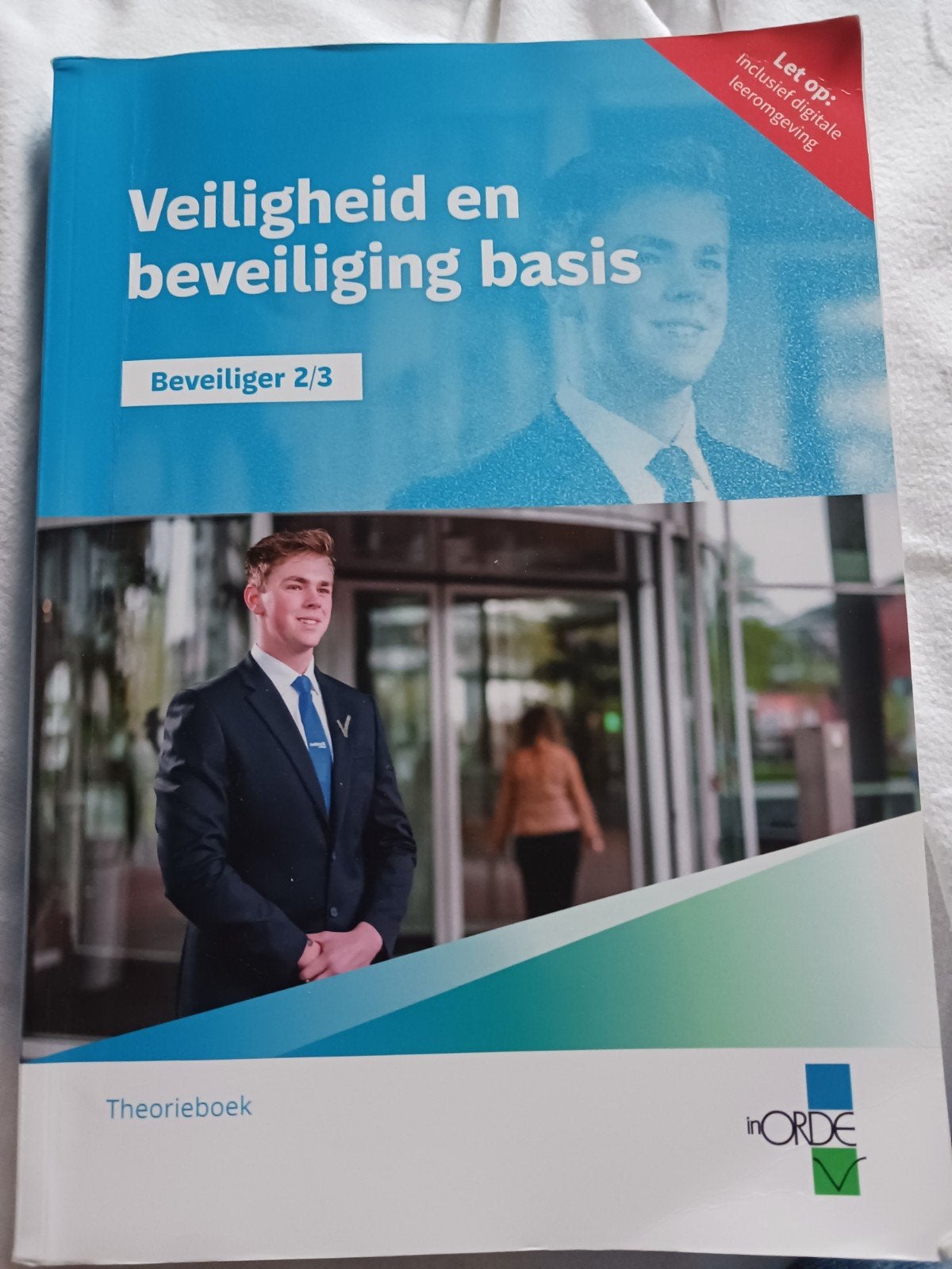 Veiligheid en beveiliging basis Beveiliger 2/3 theorieboek, Ophalen of Verzenden, Zo goed als nieuw, MBO, InORDE