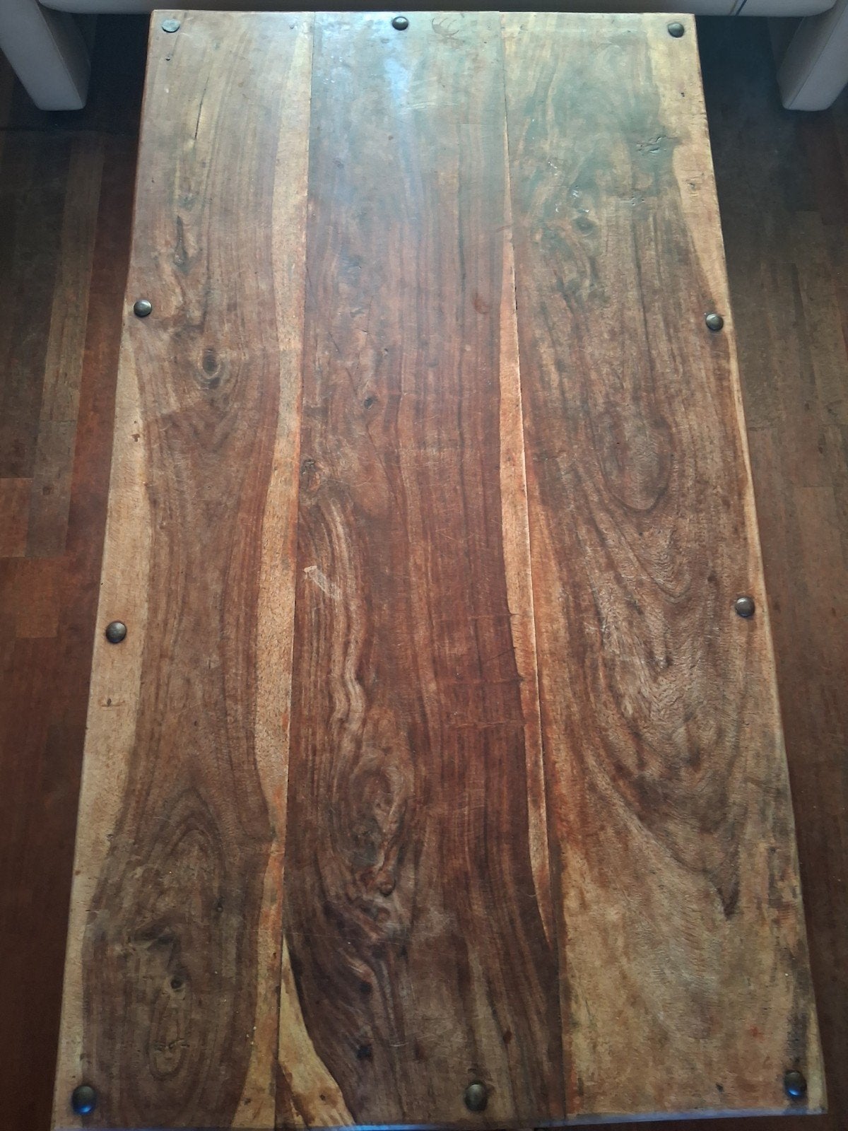Robuuste houten salontafel met metalen accenten, Huis en Inrichting, Tafels | Salontafels, Overige houtsoorten, Gebruikt, 100 tot 150 cm