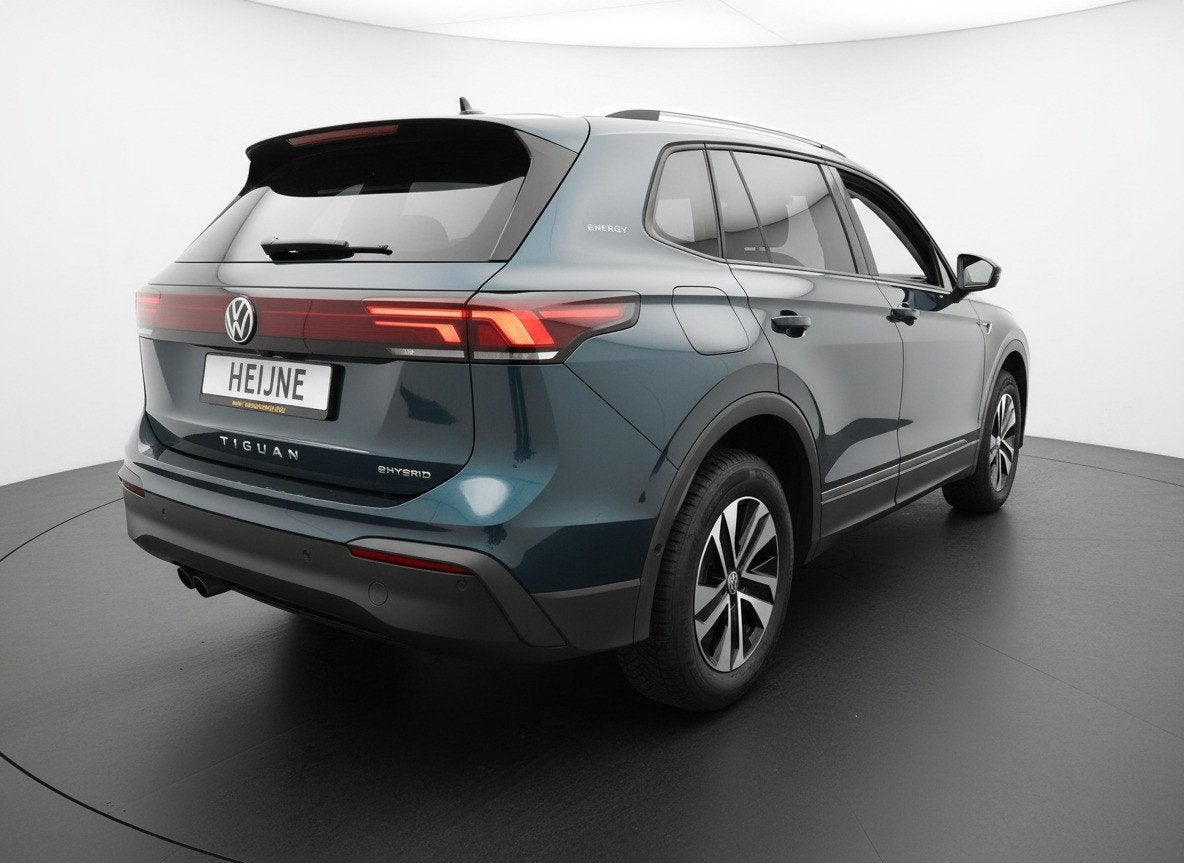 Volkswagen Tiguan 1.5 TSI 204PK DSG HYBRID LIFE ENERGY 360°, Auto's, Dealer onderhouden, Blauw, Bedrijf, 71 km/l